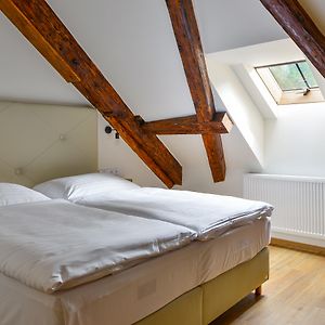 Kleine Kamer met een King Size Bed op de Dak